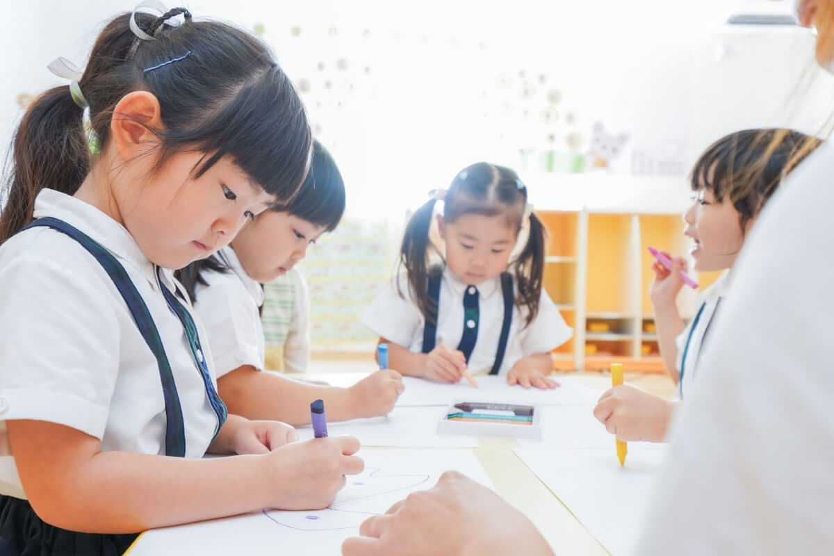 お絵かきを楽しむ幼児