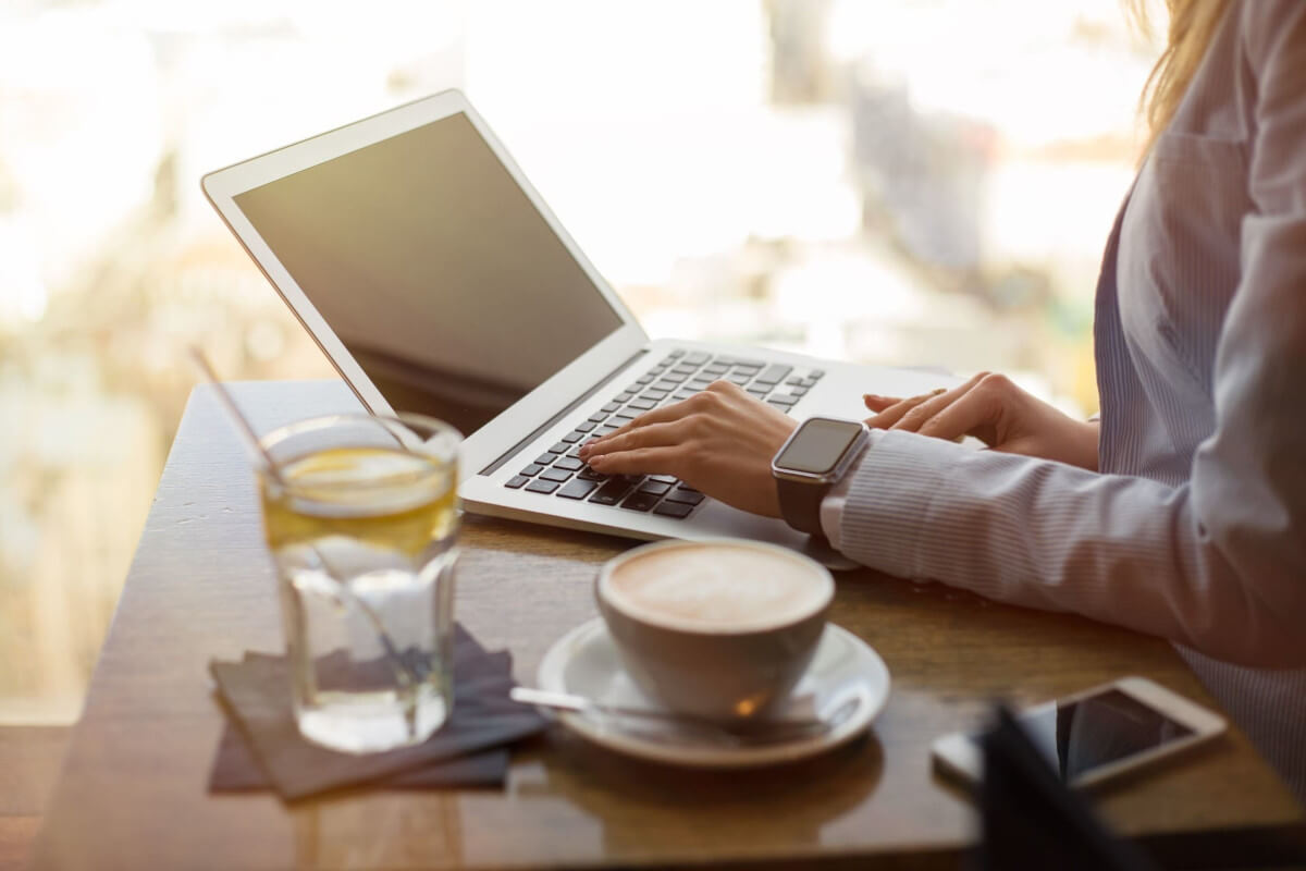 パソコンを使う女性